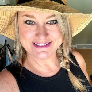 Meet your Posher, Lora